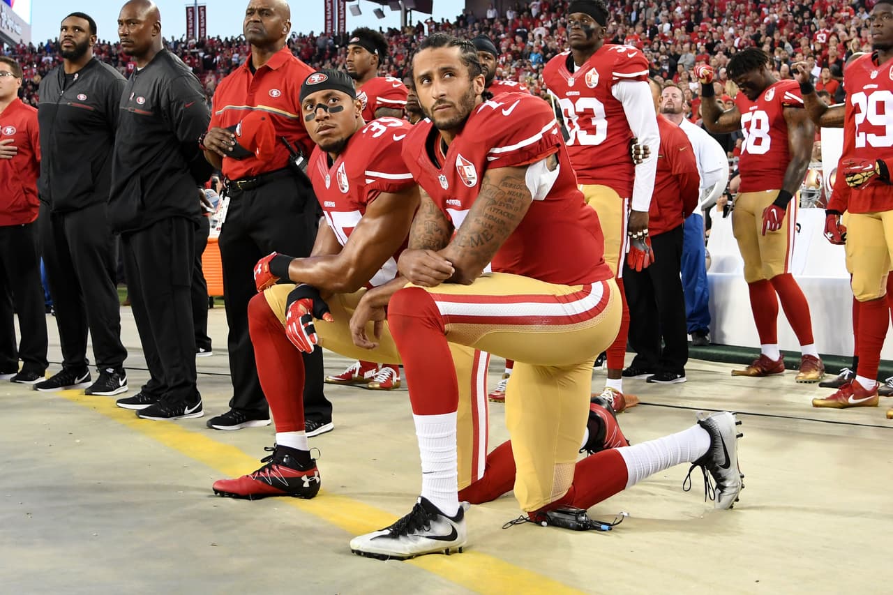 Kaepernick y Eric Reid se arrodillaron durante el himno de EEUU
