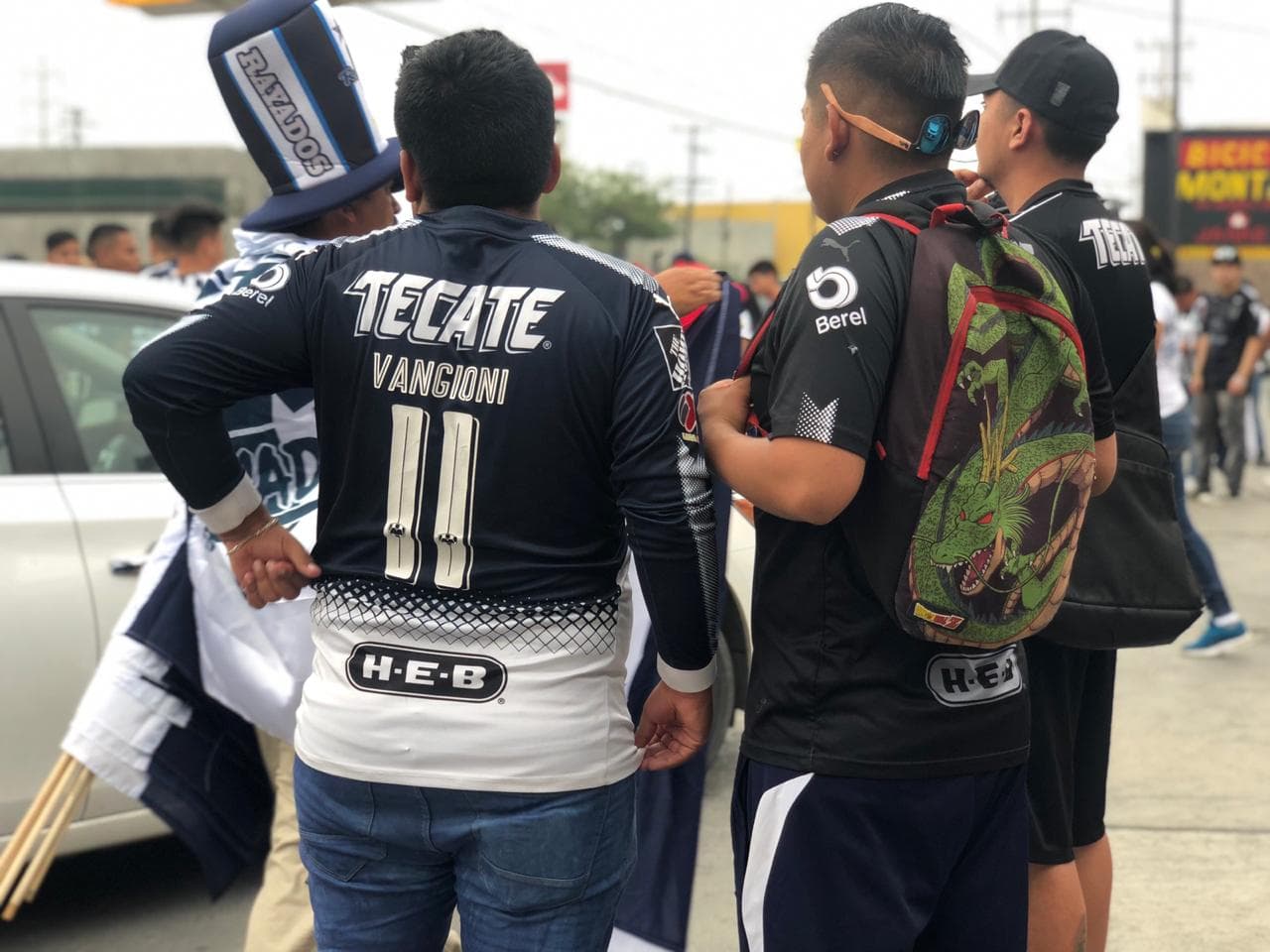 Este es el marco con el que las aficiones de los dos equipos regiomontanos se preparaban para alentar a Tigres y Rayados en el Clásico Regio edición internacional en la Final de la Liga Campeones de la Concacaf.