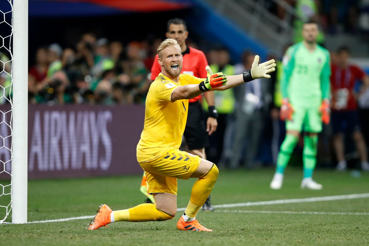 El arquero Kasper Schmeichel reclama una posible '
<i>paradinha</i>' de Andrej Kramaric en su cobro.