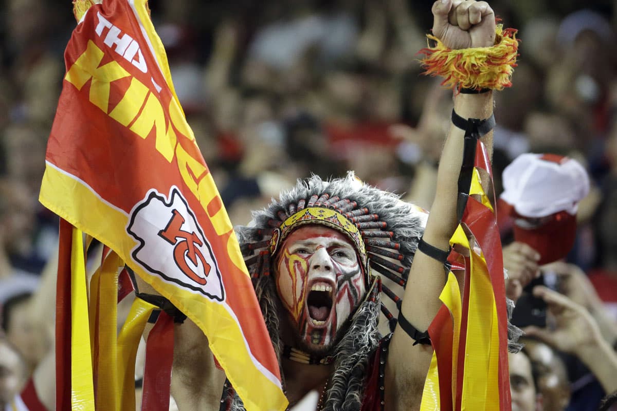 Con el RB Jamaal Charles, el TE Travis Kelce y el WR Jeremy Maclin, la casa de KC será aún más eléctrificante en este otoño (AP-NFL).