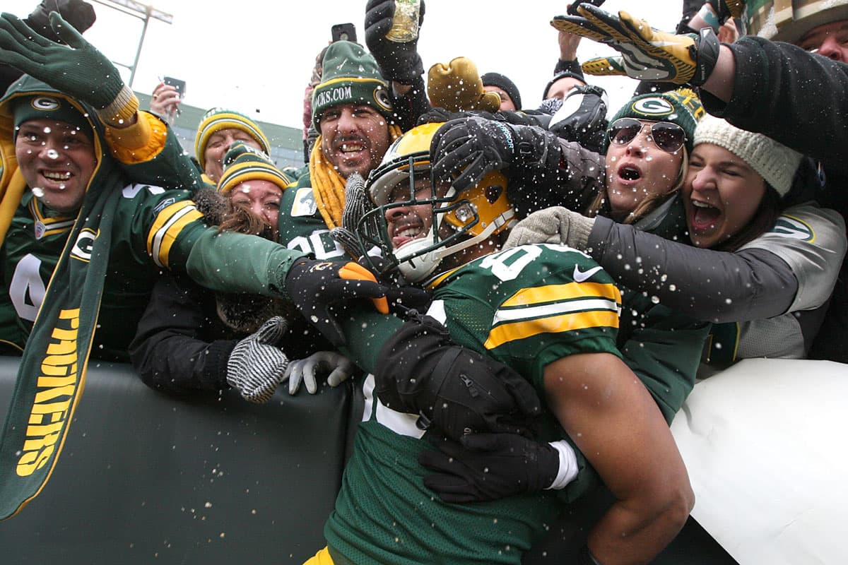 Una estadística notable, Aaron Rodgers no ha sido interceptado en casa desde el 2 de diciembre del 2012. Durante ese lapso de 17 partidos - que incluye tres juegos de playoffs - el QB ha lanzado 41 pases de TD. La defensa también mantiene el ruido del estadio gracias a Clay Matthews y Julius Peppers. Esto, junto con las condiciones climáticas los Packers tiene la ventaja en casa (AP-NFL).