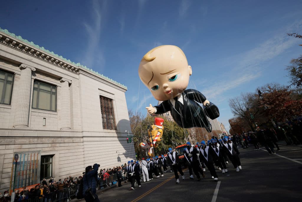Los autos fueron bloqueados de la ruta del desfile con camiones de basura llenos de arena, otros vehículos pesados y aproximadamente 360,000 libras de barreras de concreto.
