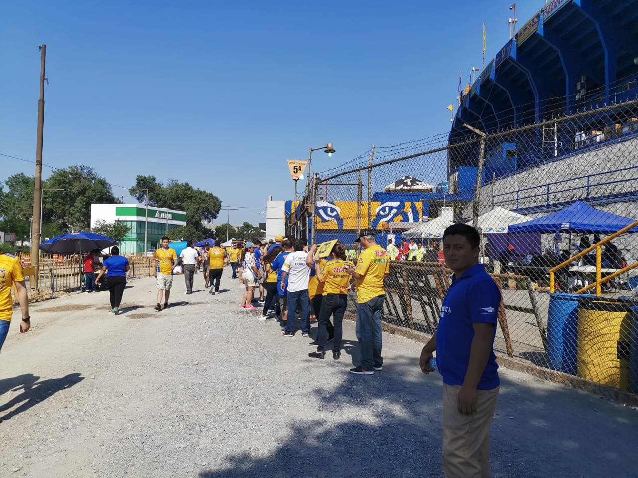 La caravana de fanáticos de Tigres se acerca al 'Volcán' para el juego de vuelta de la Semifinal del Clausura 2019 contra Rayados.