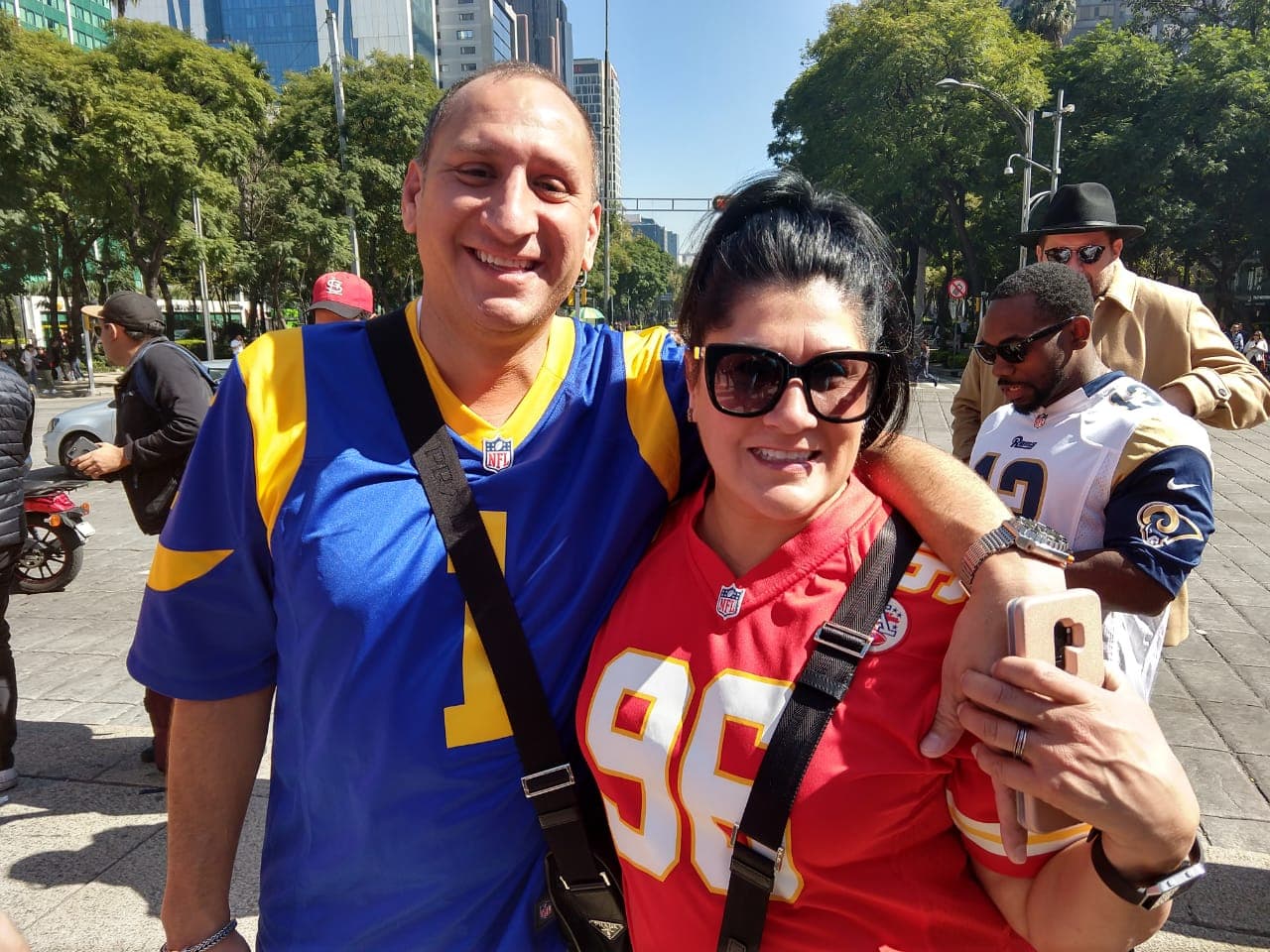 Entre los colores de la NFL, los seguidores aprovecharon al menos para darse un paseo por Ciudad de México, que iba a ser sede del juego de Rams y Kansas City.