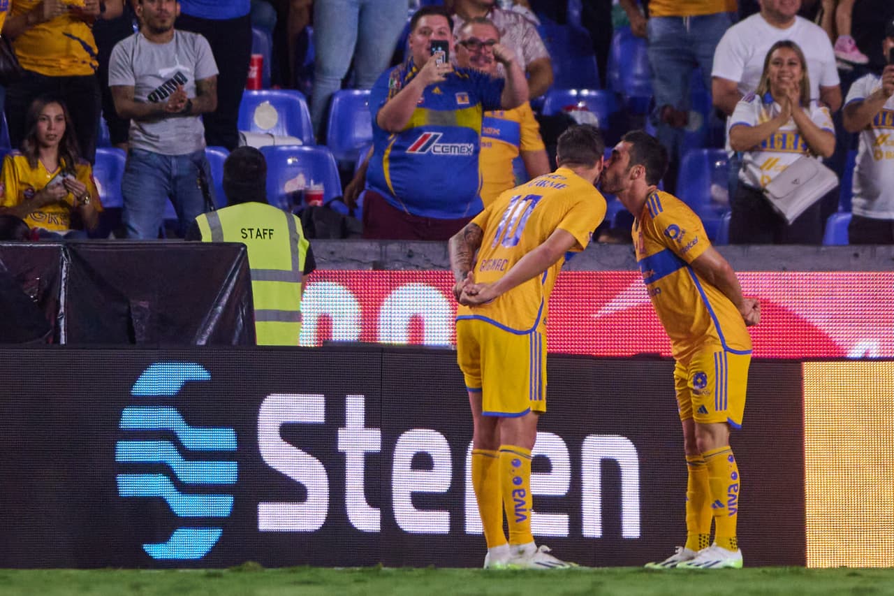 Vigón ahora da beso a Gignac en festejo de Tigres
