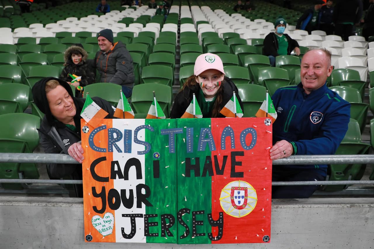 Portugal no puede ante Irlanda y se van 0-0 durante la fase de grupos de la UEFA, rumbo a la Copa del Mundo. La escuadra lusa se quedó con 10 hombres al minuto 81' y Cristiano no vio el gol. El conjunto del 'Bicho' se jugará el pase en Serbia.