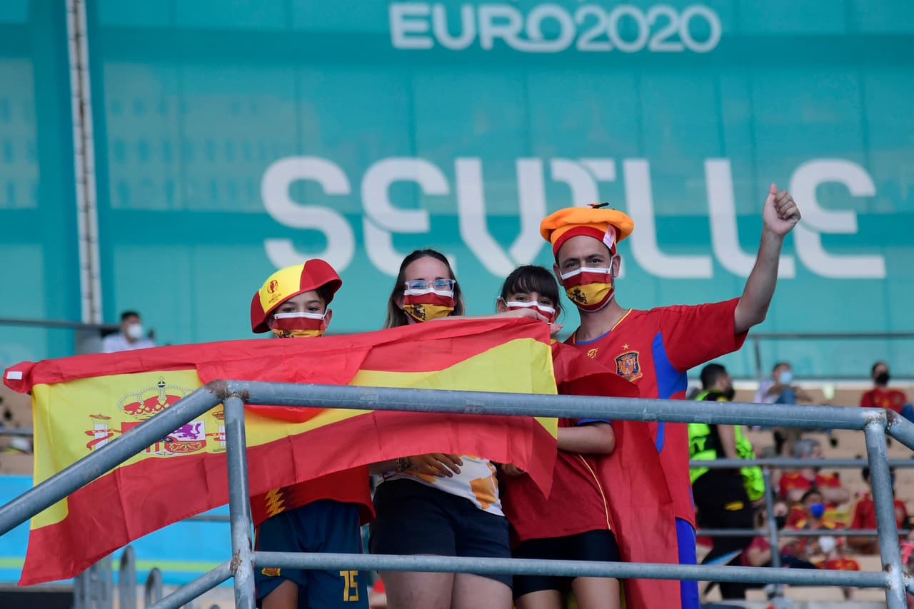 Con banderas, pelucas, anteojos y caras muy coloridas, así se vive la pasión en las tribunas previo a los choques de España-Eslovenia y Suecia-Polonia.