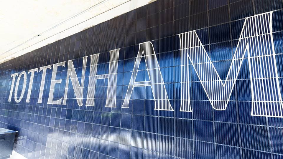 Los abonos para los fanáticos de los Spurs van desde los 1,114 dólares hasta 2,800 dólares, los más altos en el fútbol de Europa.