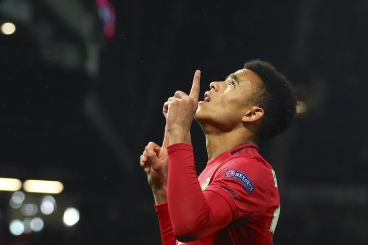 Greenwood se disculpa por meter mujeres al hotel de Inglaterra