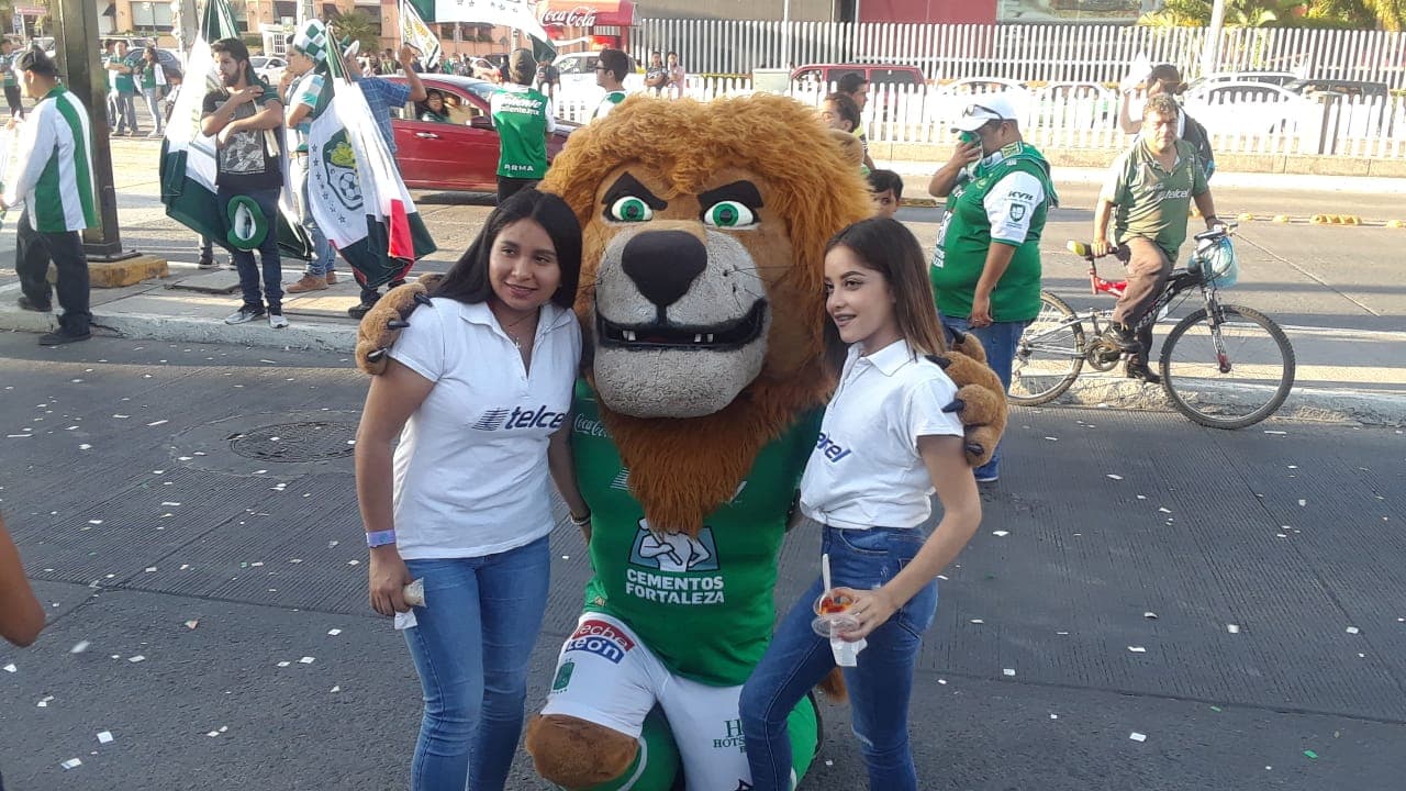 Hubo tiempo para fotos con la mascota del León antes del juego contra Xolos en la Liguilla del Clausura 2019.