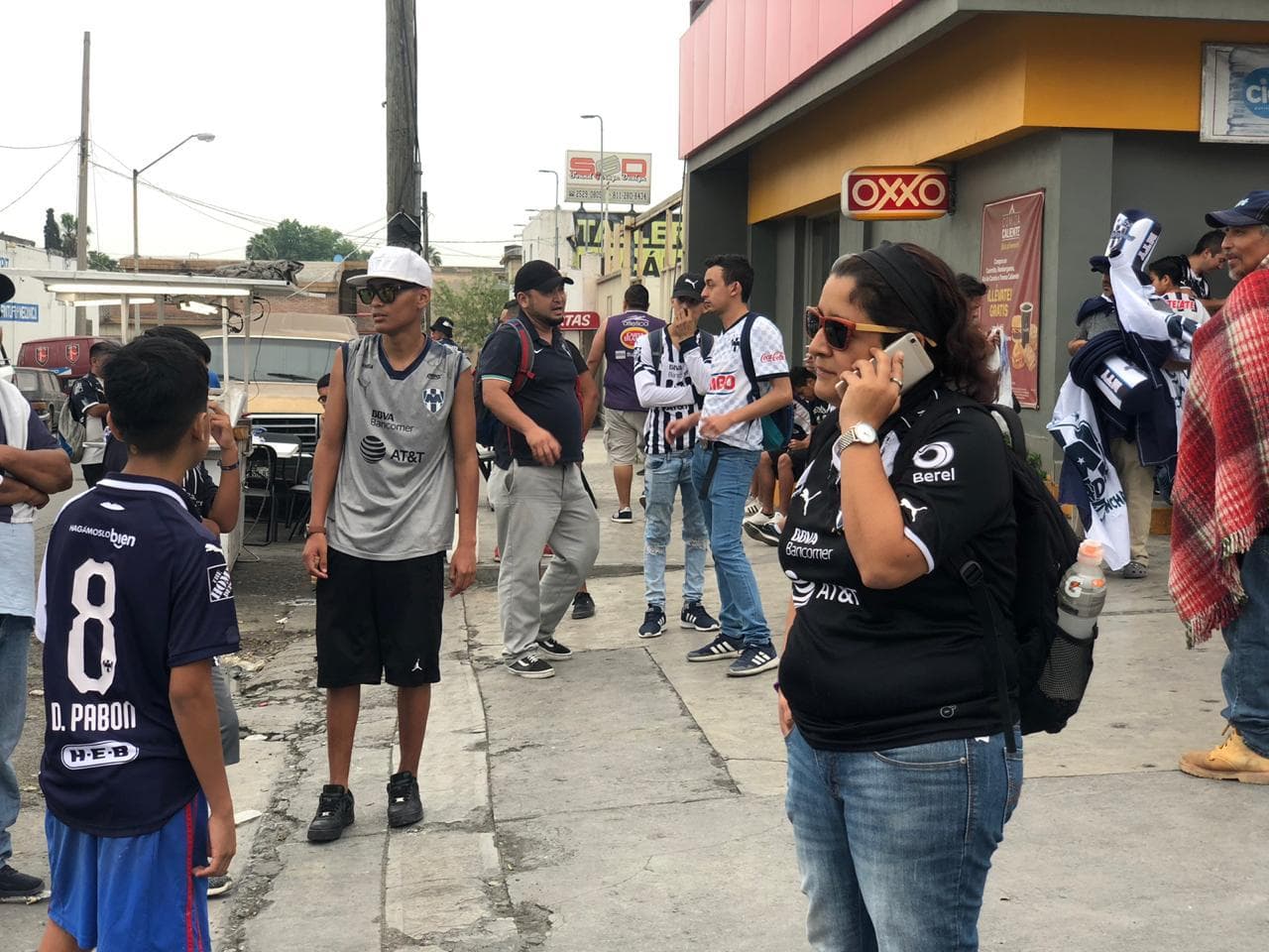 Este es el marco con el que las aficiones de los dos equipos regiomontanos se preparaban para alentar a Tigres y Rayados en el Clásico Regio edición internacional en la Final de la Liga Campeones de la Concacaf.