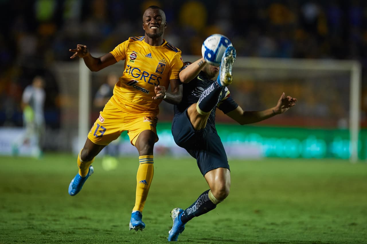 América ejerció presión alta en busca de recuperar pronto el balón y los Universitarios se mantenían con ventaja sin recibir gran presión.