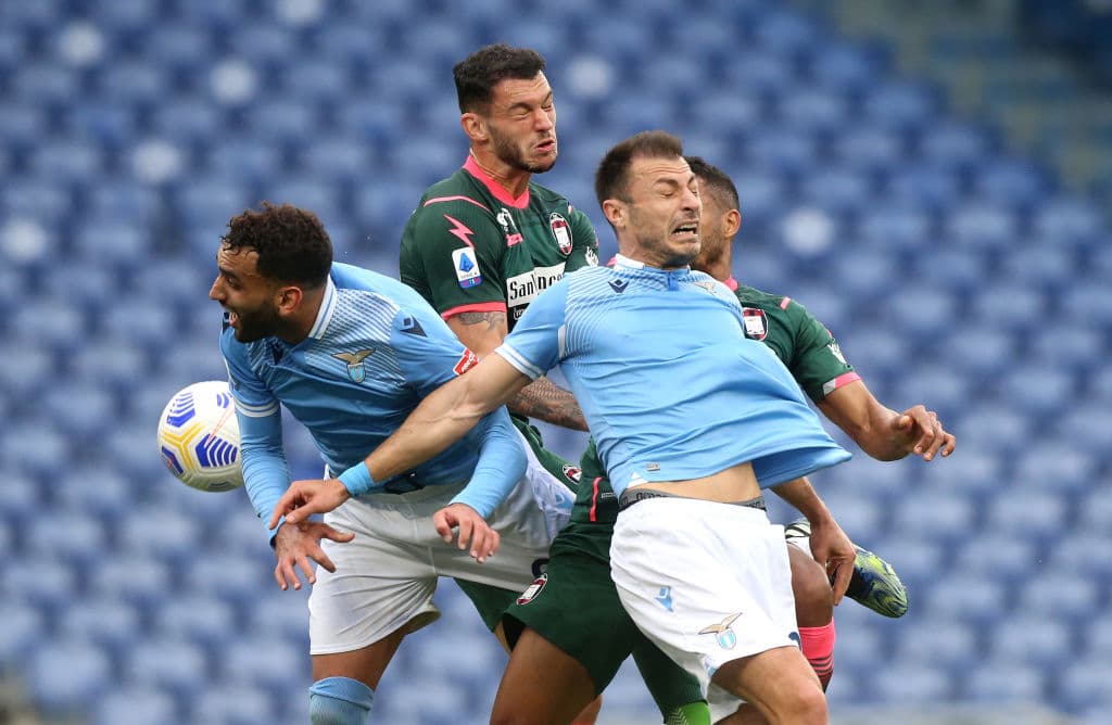 Lazio rescató el triunfo ante el discreto Crotone en los últimos minutos. Milinkovic-Savic (14’), Romero (39’) y Caicedo (84’) marcaron por los de Inzaghi; Simeon Nwankwo (29’, 50’) hizo los tantos para los que se acerca a buen a paso al descenso. Lazio y Crotone llegaron a 46 y 15 unidades, respectivamente.