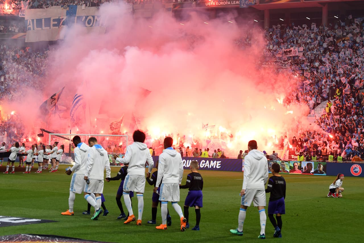 A la salida de ambos equipos, Payet salió adelante del Marsella y puso su mano izquierda sobre la copa.