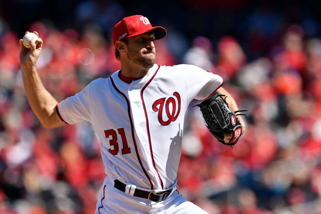 Max Scherzer (0-1) se mantuvo en la lomita por espacio de 7.2 innings, abanicó a 12, concedió tres boletos y toleró dos anotaciones limpias y cargó con el revés.