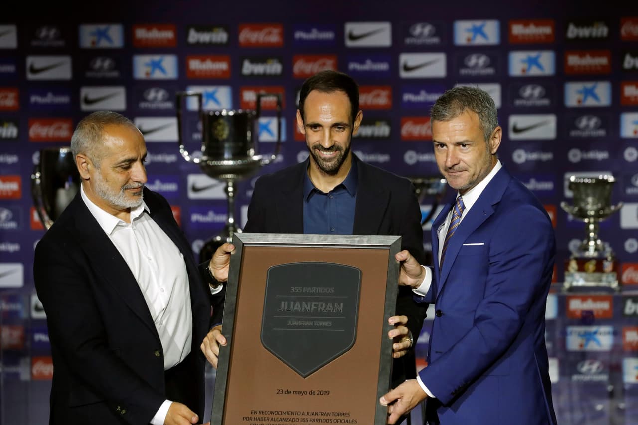 Este jueves, en una emotiva conferencia de prensa, Juanfran Torres dijo adiós a su etapa como jugador del Atlético de Madrid asegurando que volverá pronto por todo lo que le dio el club en su carrera profesional. El lateral, que aún no confirma su próximo destino, se marcha con siete títulos entre los cuales hay una Liga y dos Europa League.