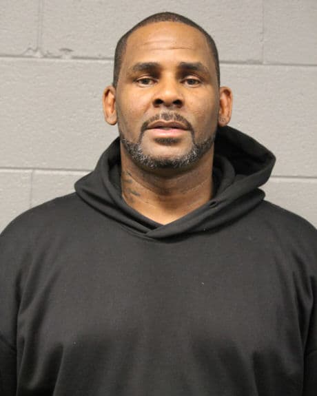 R. Kelly fue acusado de posesión de pornografía infantil y de inducir a mujeres a un ‘culto sexual’.