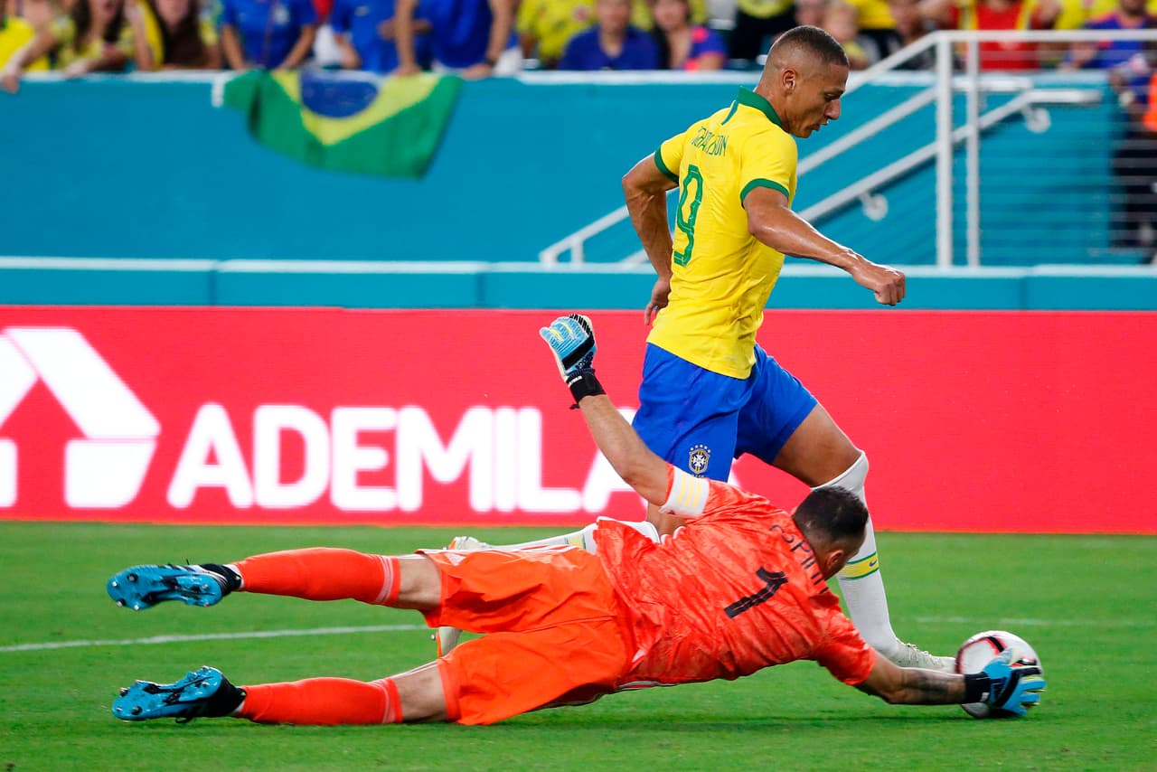 Brasil 2-2 Colombia. Casemiro abrió el marcador y el atacante del PSG lo cerró; Muriel marcó un doblete.