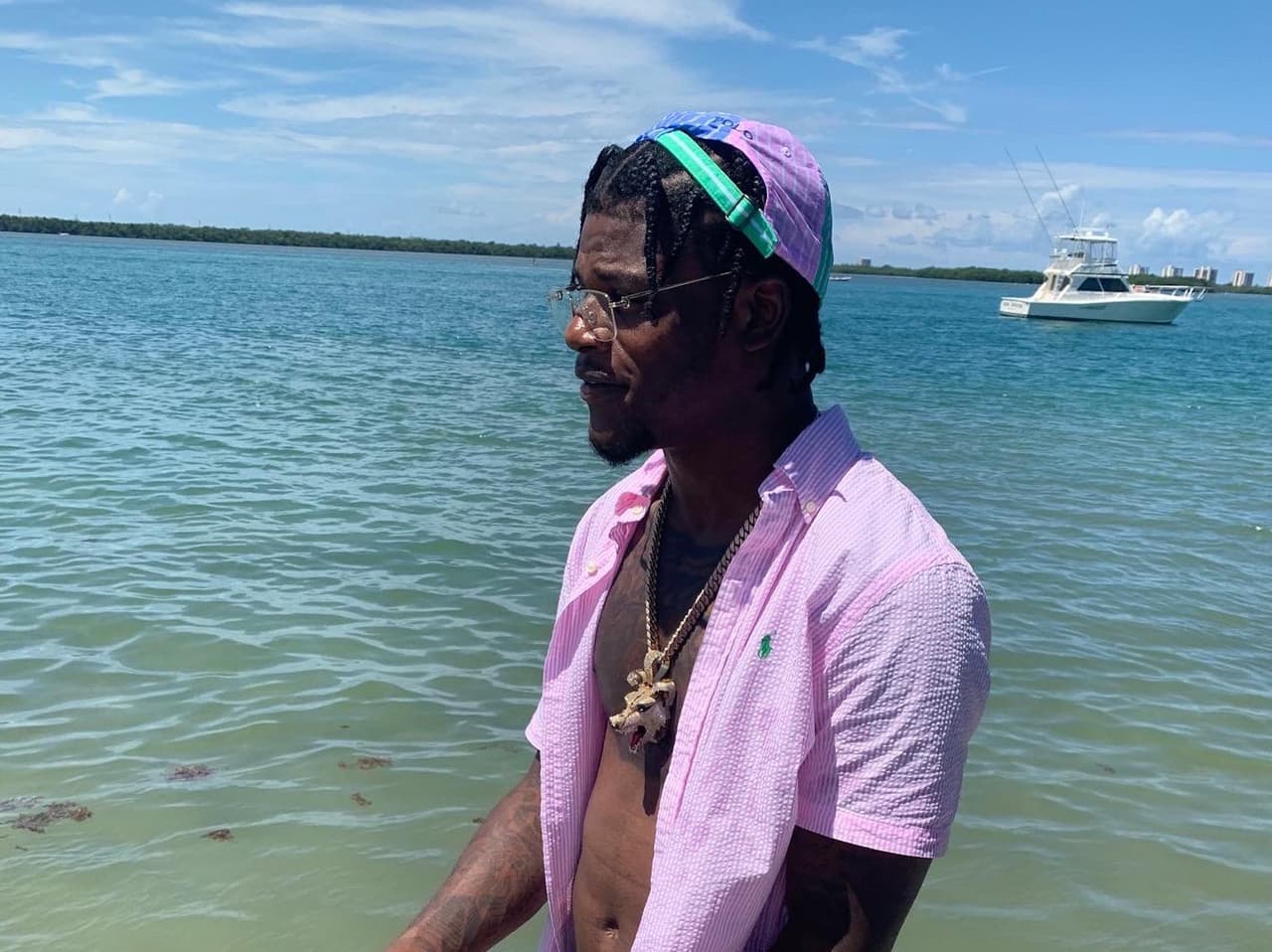 Lamar Jackson es tackleado por un jet ski