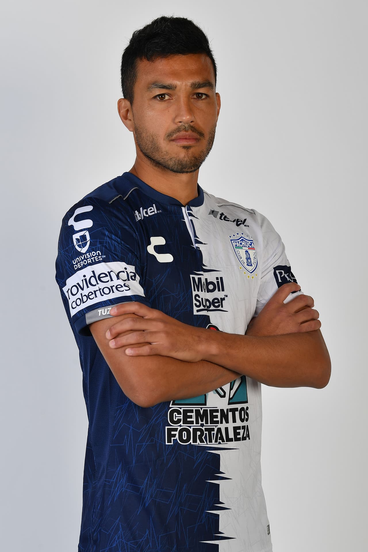 Gustavo Cabral (Pachuca) Gustavo viste la playera del Pachuca y defiende el medio campo para esta temporada.
<br>