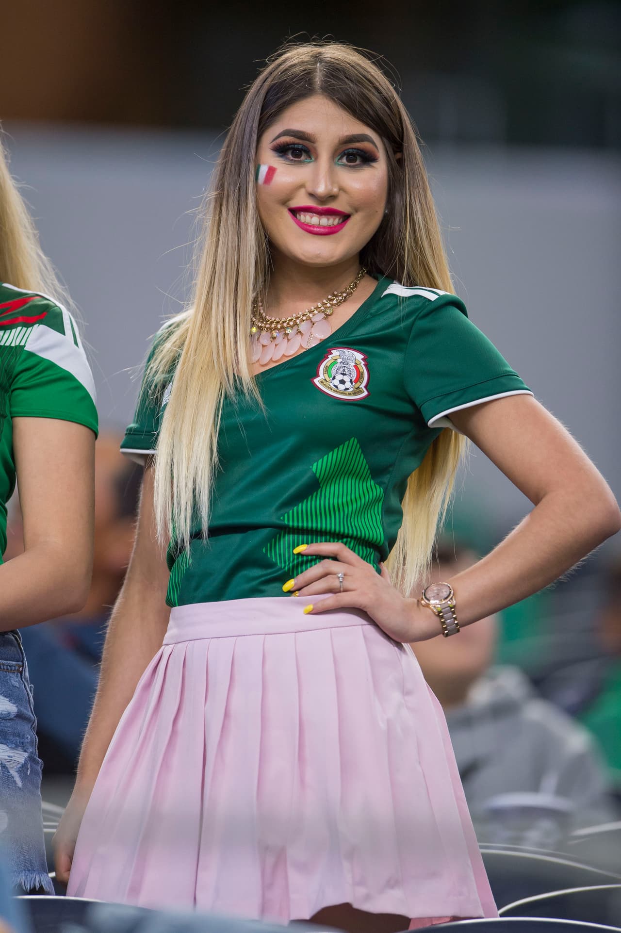 La afición mexicana, a pesar del mal clima en Dallas, se acercó al AT&T Stadium con su belleza y colorido para apoyar al Tri en el segundo partido de la Fecha FIFA, después de ganarle a Islandia en Santa Clara la semana pasada.