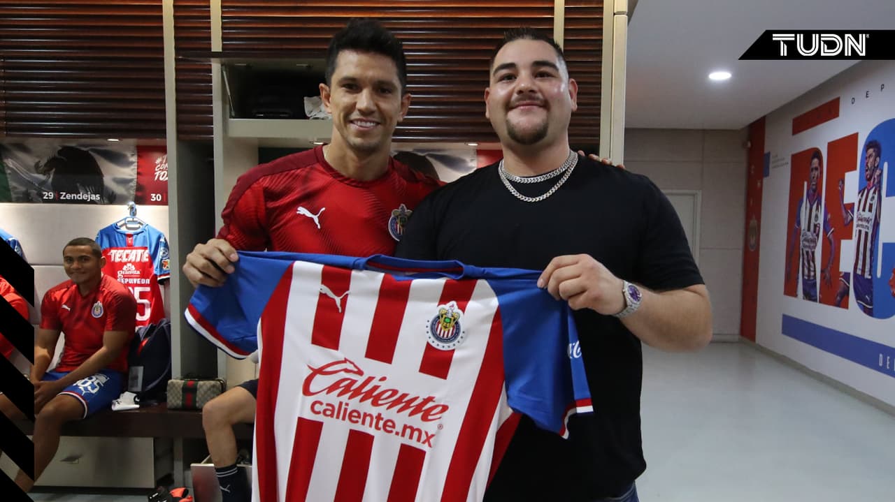 ¡Puro mexicano! Andy Ruiz recorre vestidor de Chivas