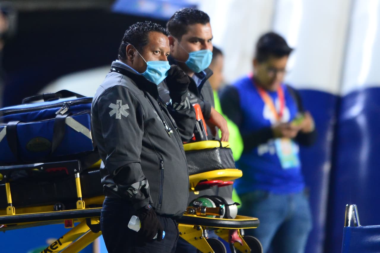 Los asistentes a los estadios toman precauciones ante la inminente propagación del virus.