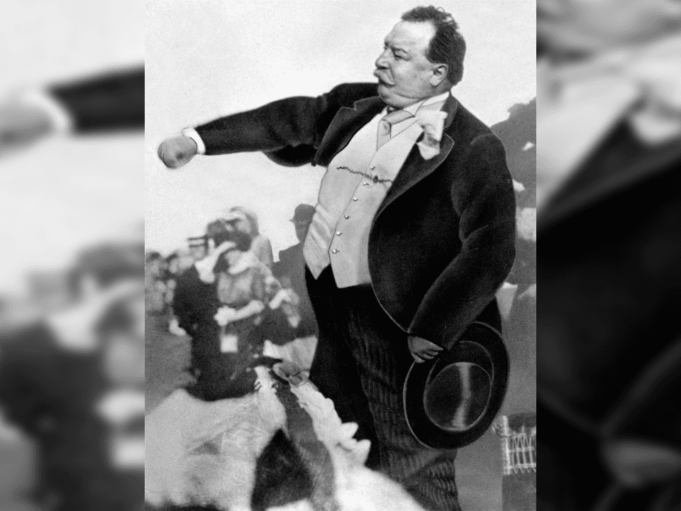 Originalmente no asitiría al partido, pero un día difícil en la oficina hizo querer relajarse y fue ahí, cuando Jimmy McAleer propuso que Taft tirara la primera bola.