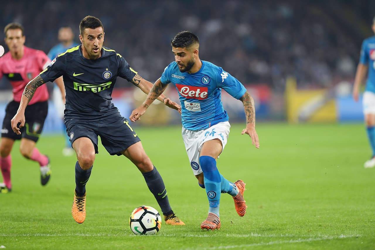 NAPLES, ITALY - OCTOBER 21: Player of SSC Napoli Lorenzo Insigne vies with FC Internazionale player Matias Vecino during the Serie A match between SSC Napoli and FC Internazionale at Stadio San Paolo on October 21, 2017 in Naples, Italy. (Photo by Francesco Pecoraro/Getty Images)