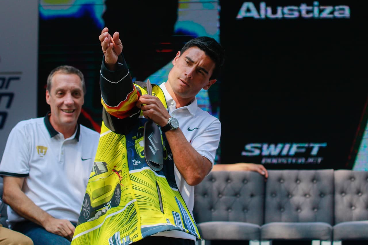 Los miembros de Pumas UNAM recibieron en la Cantera de su marca patrocinadora Suzuki vehículos de la misma gama de colores gris, blanco y rojo, a excepción del DT que recibió uno sport.