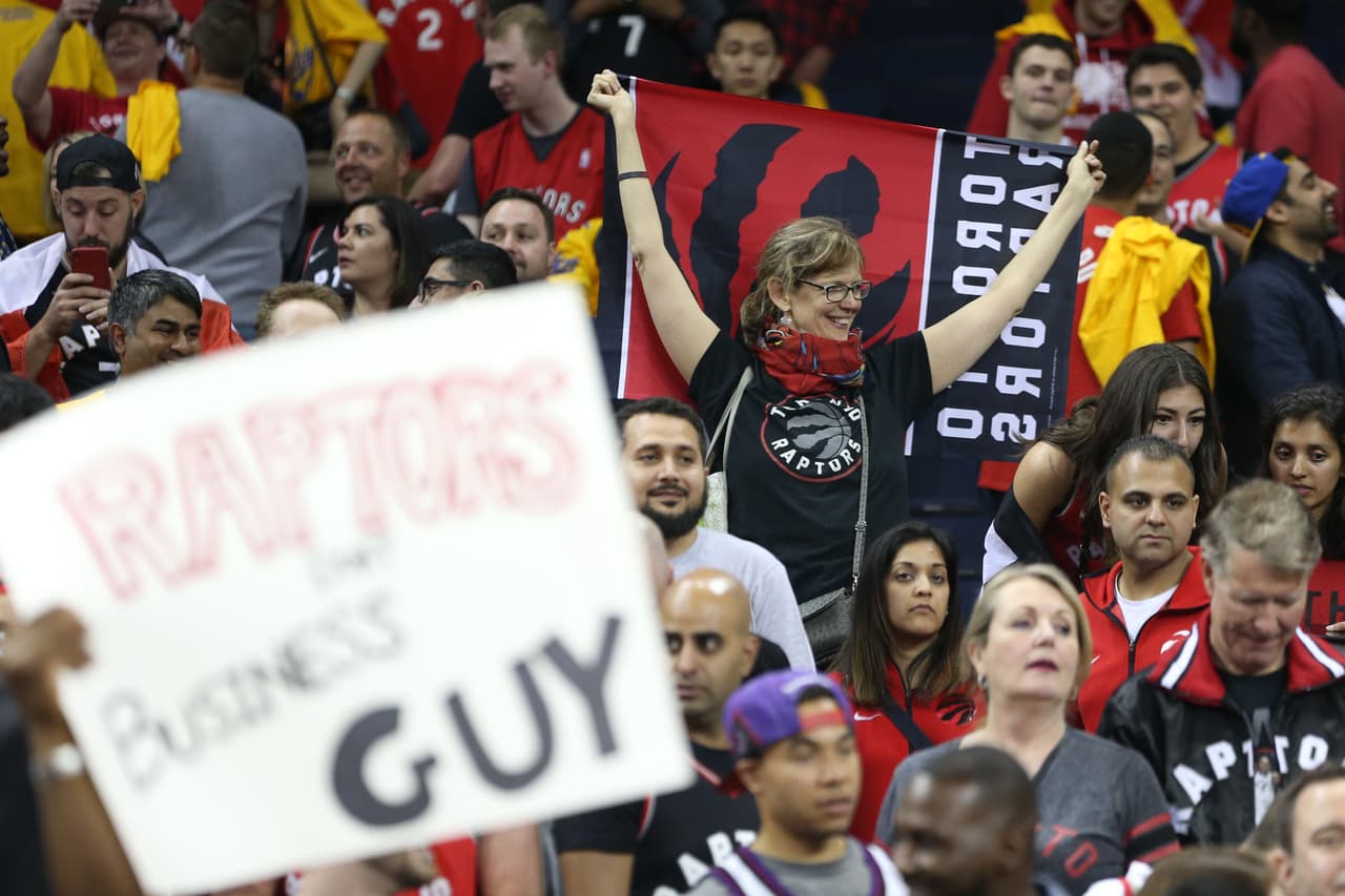 Después del Juego 4 en la Final de la NBA, los fanáticos de los Toronto Raptors estallaron en júbilo en el Oracle Arena al ver que su equipo, comandado por Kawhi Leonard (36 puntos), se puso 3-1 arriba de los Golden State Warriors y acaricia el título.