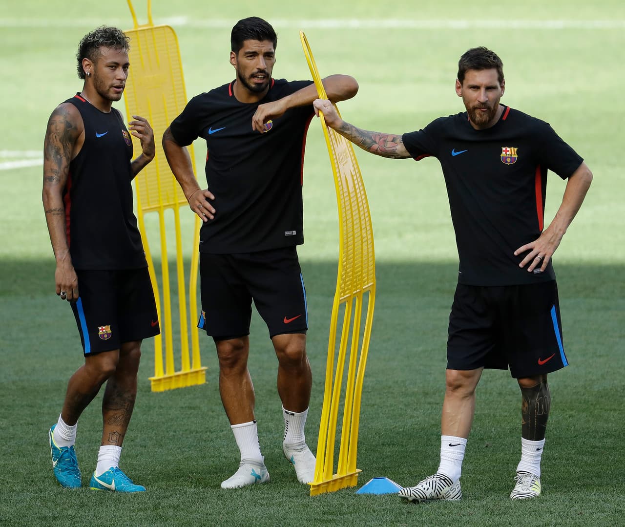 Durante la práctica, pausada brevemente para que le vendaran un tobillo a Leo Messi, Neymar Jr mostró complicidad con otros jugadores, como el astro argentino o el uruguayo Luis Suárez, un "tridente" al que la afición cazó hablando en más de una ocasión.