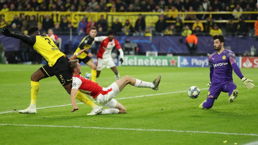 Roman Burki achica bien jugando su área y evita la caida de su marco tras el disparo de Tomas Soucek.