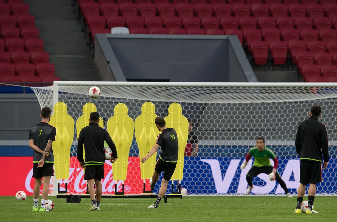 Sobre el final, los jugadores de mejor pie del 'Tri' se dedicaron a practicar lanzamientos de tiros libres.
