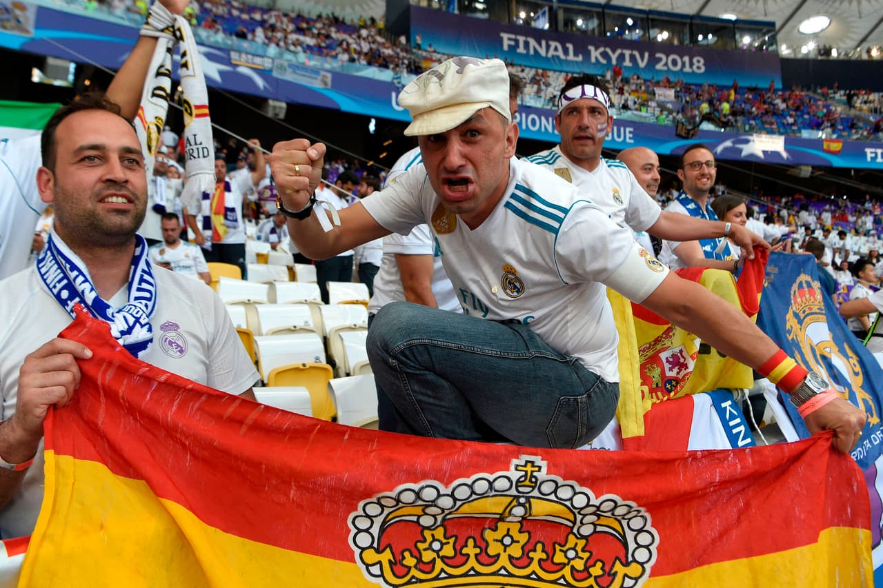 Ya en las tribunas los aficionados se iban acomodando con sus banderas para vivir de la meejor manera el partido.