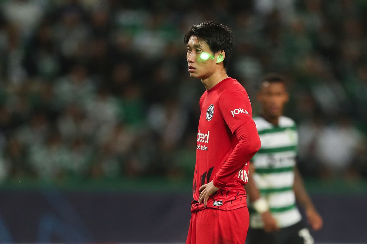 Sporting's supporters use a laser pointer on Frankfurt's Japanese midfielder Daichi Kamada's face before he takes a penalty-kick during the UEFA Champions League 1st round Group D football match between Sporting CP and Eintracht Frankfurt at the Jose Alvalade stadium in Lisbon on November 1, 2022. (Photo by CARLOS COSTA / AFP) (Photo by CARLOS COSTA/AFP via Getty Images)
