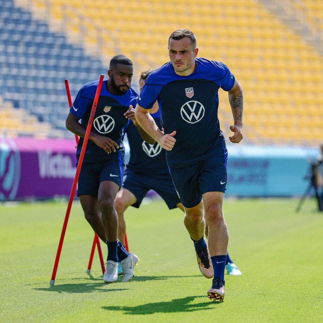 También lo hace su amigo y compañero en el equipo esmeralda Jordan Morris (Seattle Sounders FC).