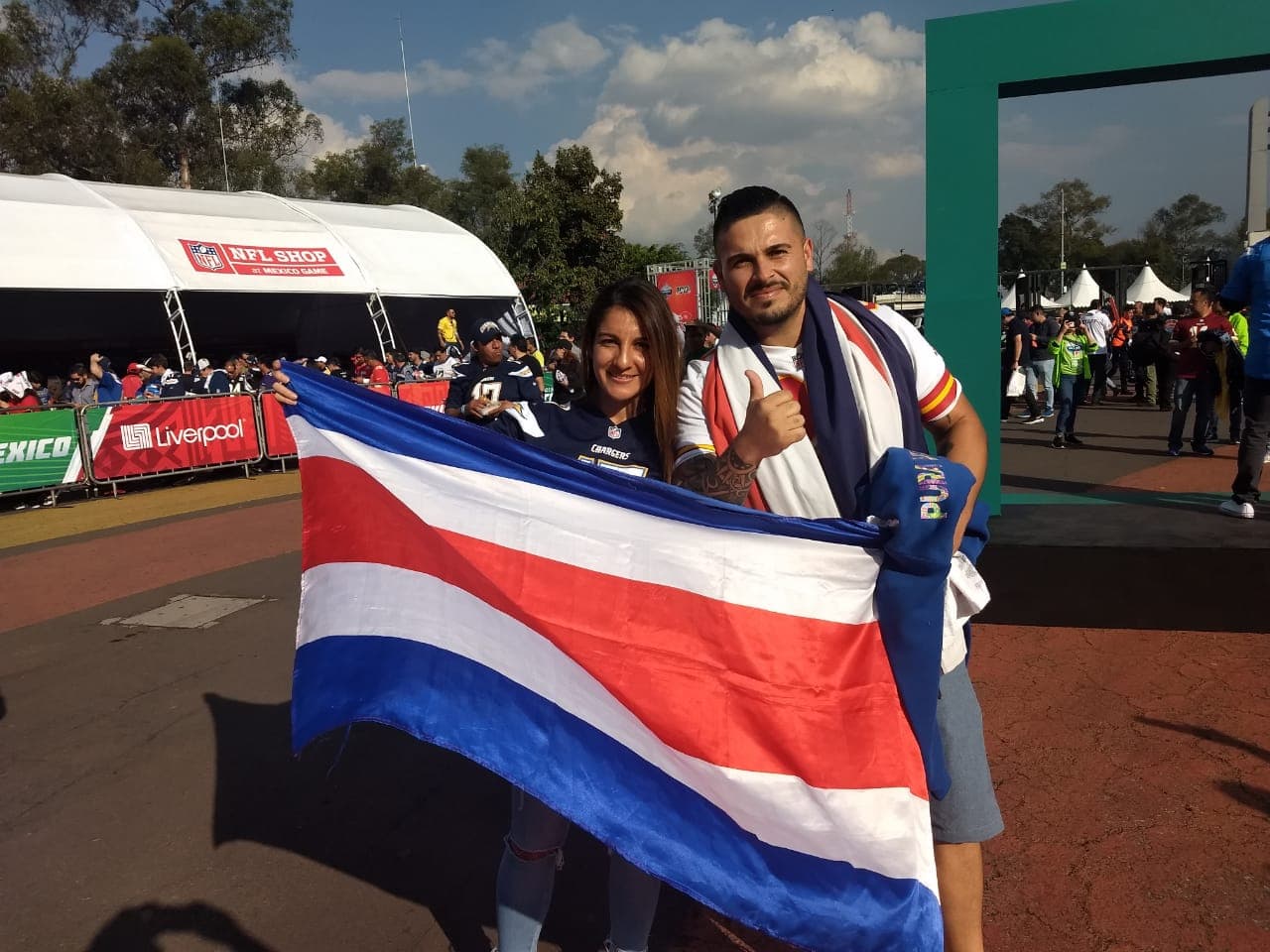 Predominan los colores rojo y azul en las inmediaciones del Estadio Azteca.