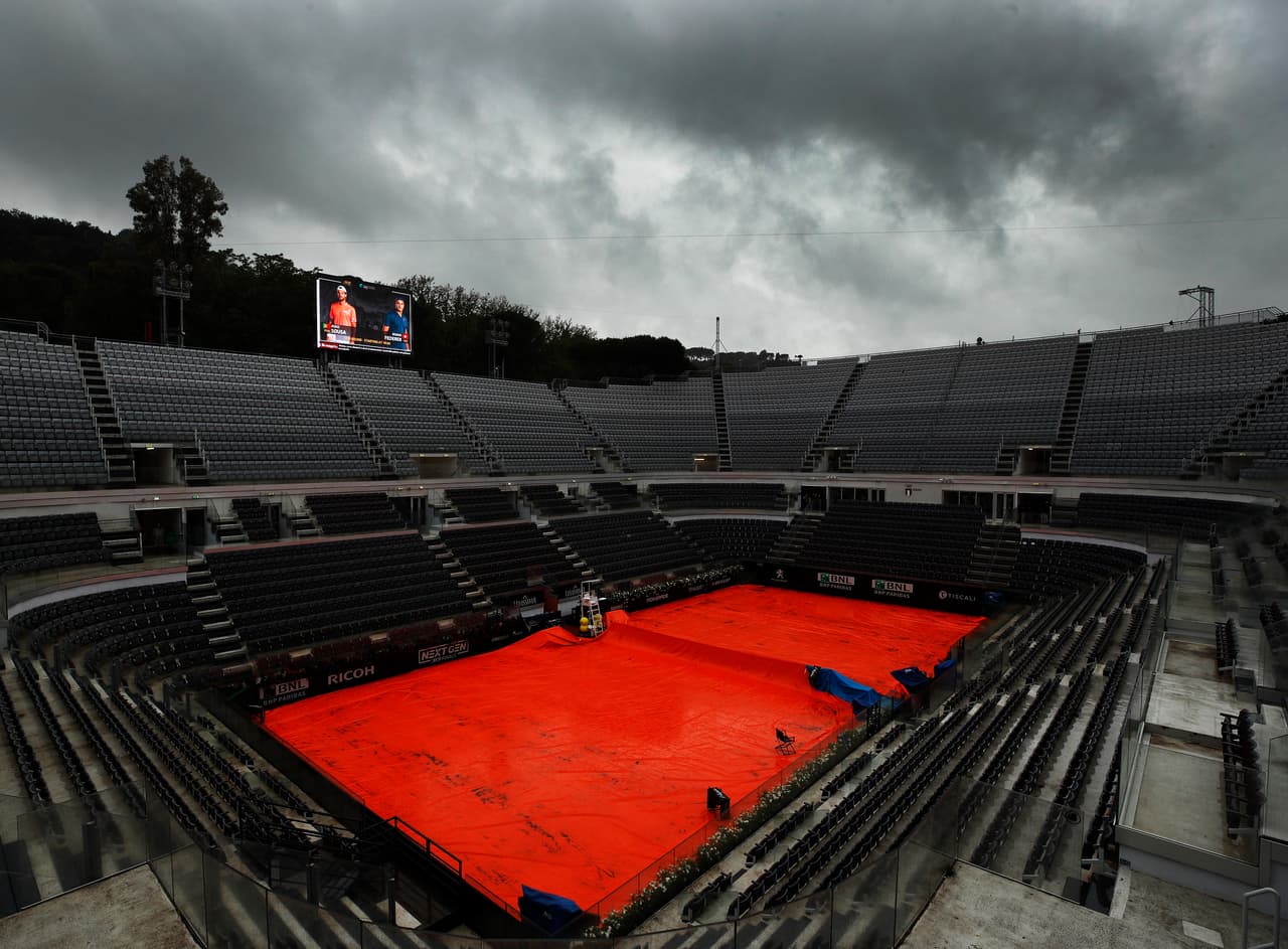 Los fanáticos del tenis mundial y los presentes en Italia se quedaron con las ganas de ver el debut de Roger Federer, Rafael Nadal y Novak Djokovic en el Masters 1,000 de Roma, cuya jornada se suspendió por la lluvia.