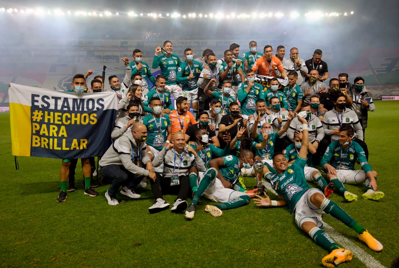 Players of Leon celebrate with the trophy after defeating Pumas and winning the Mexican Apertura (Guardianes) tournament at the Nou Camp stadium in Leon, Guanajuato State, Mexico, on December 13, 2020. (Photo by ALFREDO ESTRELLA / AFP) (Photo by ALFREDO ESTRELLA/AFP via Getty Images)