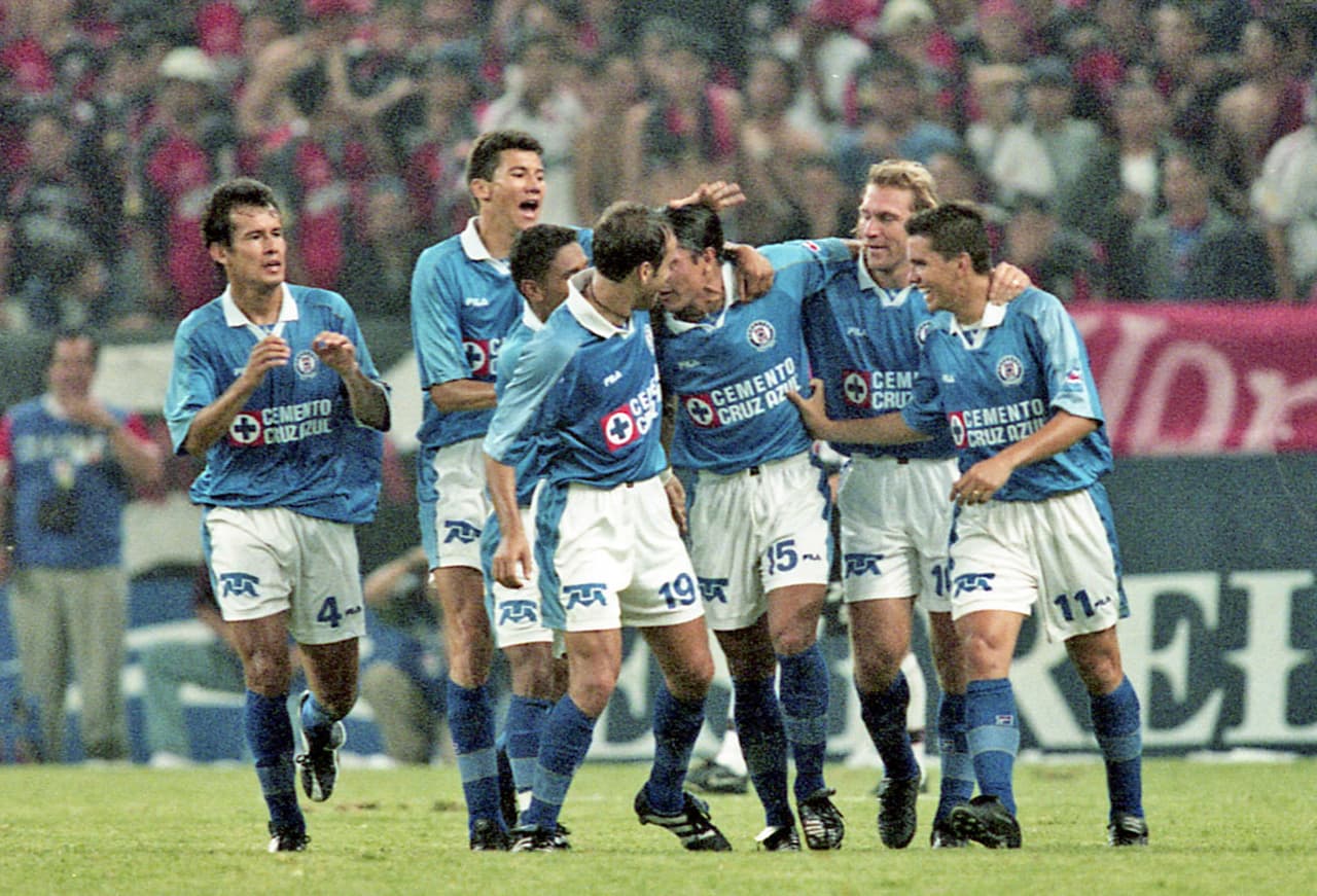 En aquella campaña del Invierno 2000 se presentaron otros sucesos llamativos. El principal, Cruz Azul finalizó como líder de la competencia tras haber alcanzado 33 unidades.