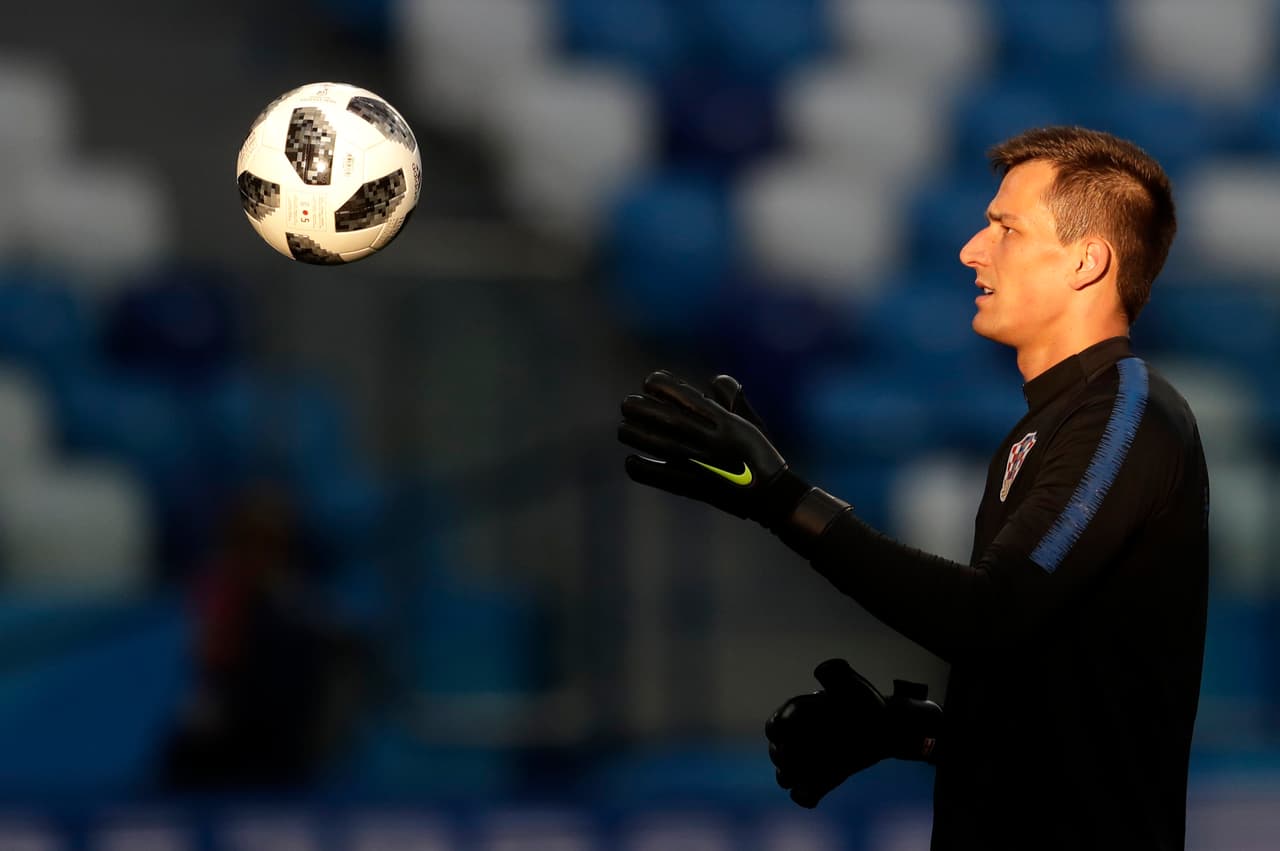 El guardameta del Gent belga, Lovre Kakinic, tiene fija la vista en el esférico, el crucial trabajo para un portero.