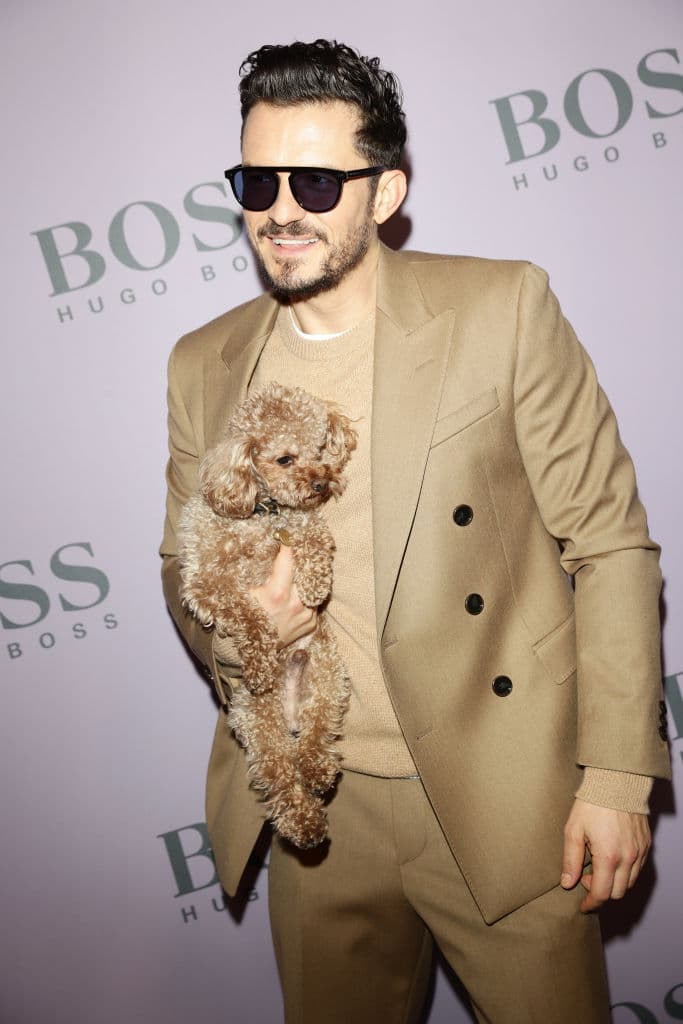 Katy habló en el programa de Jimmy Kimmel y dijo, “nos unió una hamburguesa: yo estaba sentada en una mesa con Denzel Washington en la ceremonia y él se acercó y tomó una. Al principio le dije: ‘quieto ahí’, pero entonces me di cuenta de que era muy guapo y pensé: ‘Bueno, puede quedársela’”.