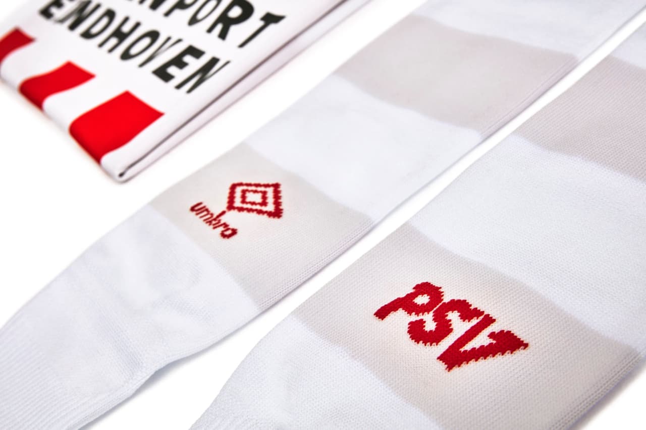 El equipo de Eindhoven ha dado a conocer su jersey principal de la próxima temporada. El clásico diseño con bastines verticales son protagonistas con un corte clásico en el que no hay detalles de otros colores. Además, como ya es habitual, su short será negro y las medis blancas.