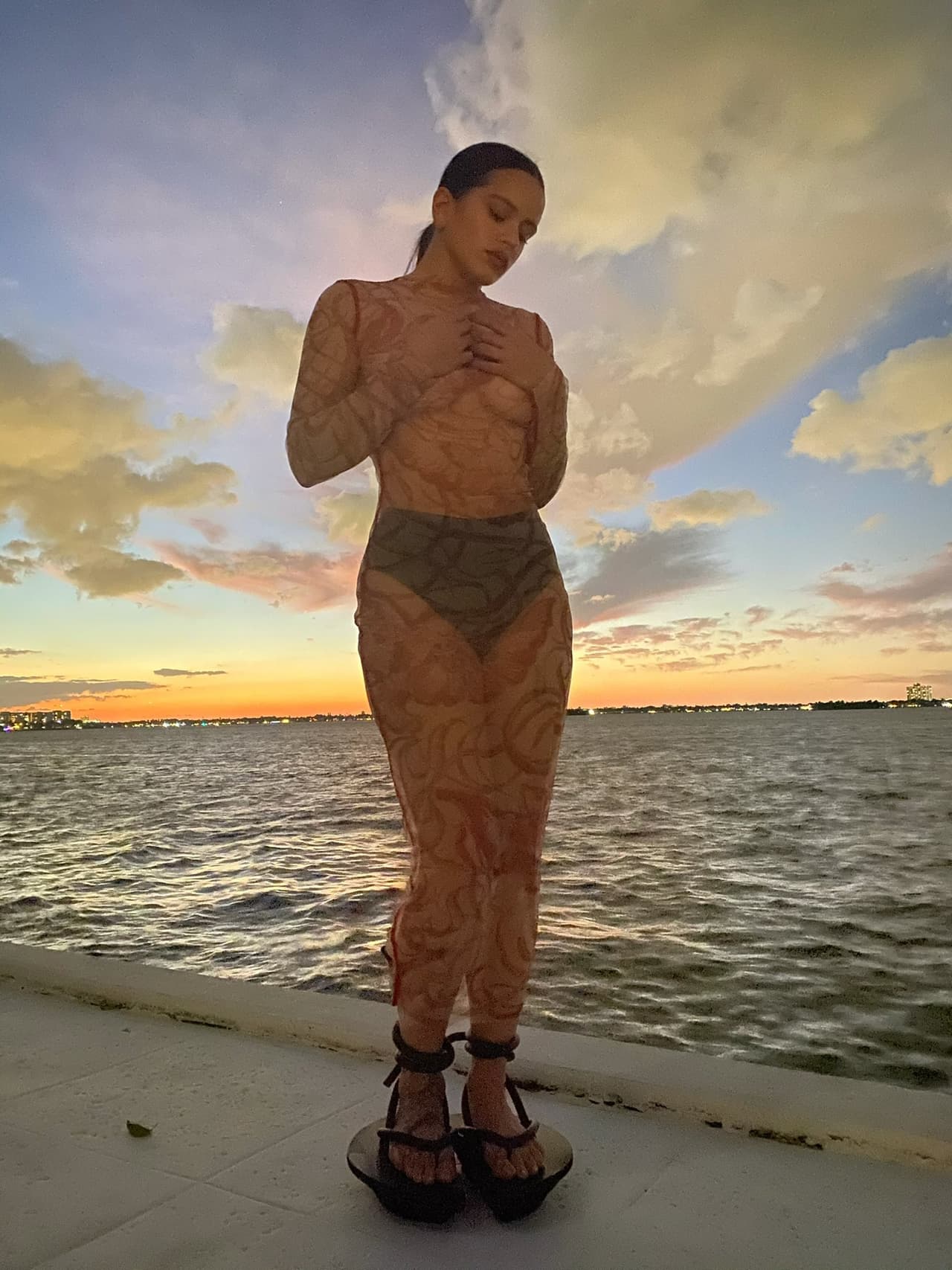 La cantante sólo compartió fotos de ella en la playa.