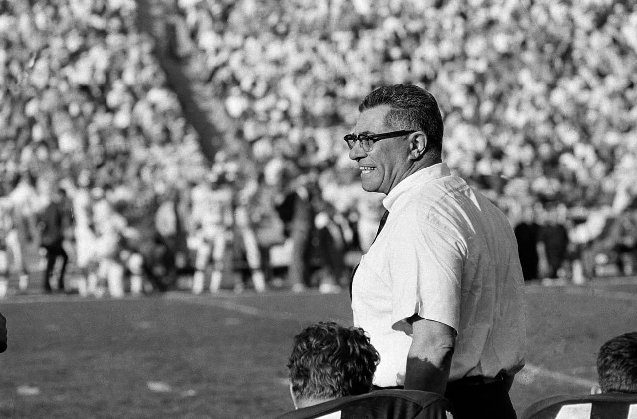 Vince Lombardi era el Head Coach de los Green Bay Packers y en honor a él, así se le otorgó el título al trofeo que conquista cada equipo al finalizar una temporada y coronarse en la NFL.