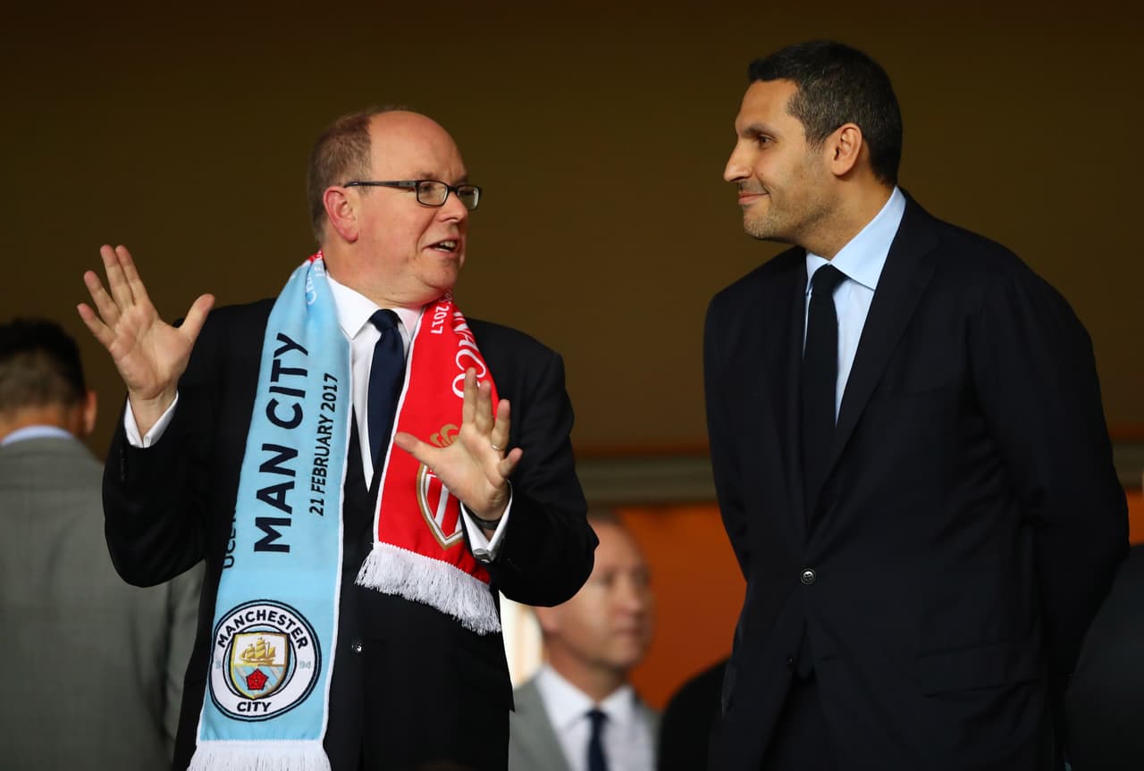 Los jefes, el Príncipe Alberto II de Mónaco y Khaldoon Al-Mubarak, presidente del Manchester City, en el palco de Louis II antes del magnífico partido de Champions League.