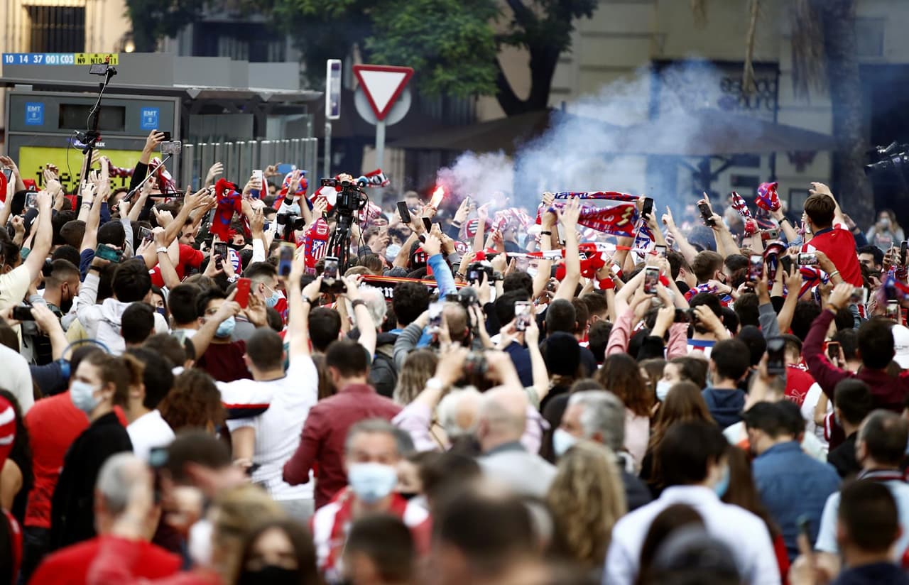 Centenares de aficionados del Atlético de Madrid se reunieron en la fuente de Neptuno para celeberar el título liguero conseguido por el club.