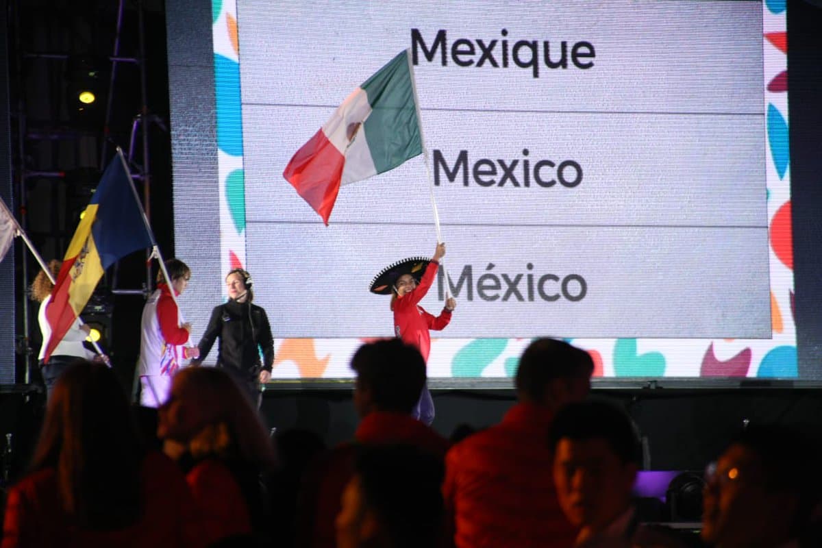 La esgrimista Natalia Botello fue la abanderada mexicana en la Ceremonia Inaugural.