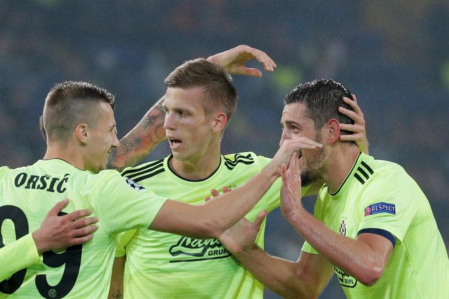 Al minuto 58 hay una falta y tarjeta para Pyatov, jugador del Shakhtar; se aplica el VAR.